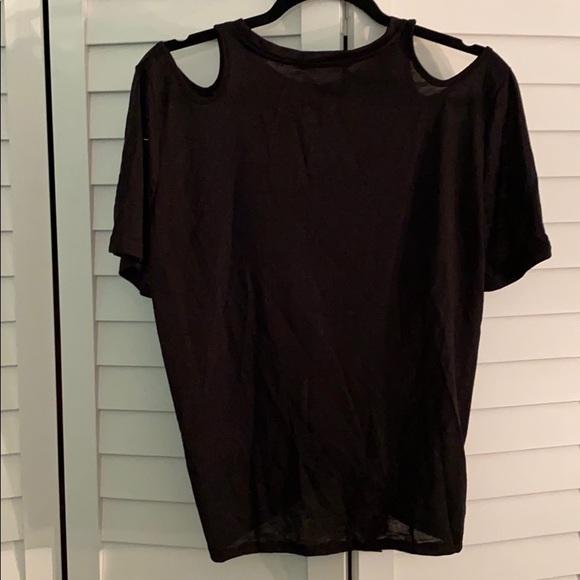 Cold shoulder top 🥶 - Picture 5 of 6